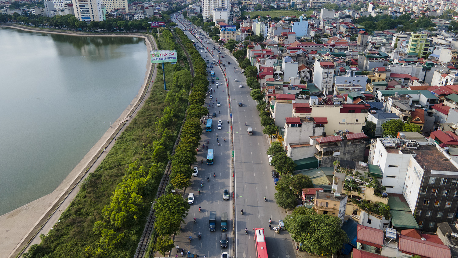 Traffic " reduce heat"  on the day people return to Hanoi after the holiday - 16