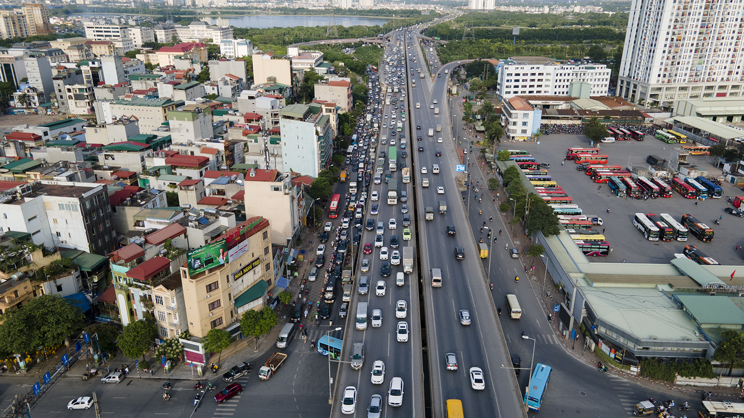 Traffic " reduce heat"  on the day people return to Hanoi after the holiday - 17