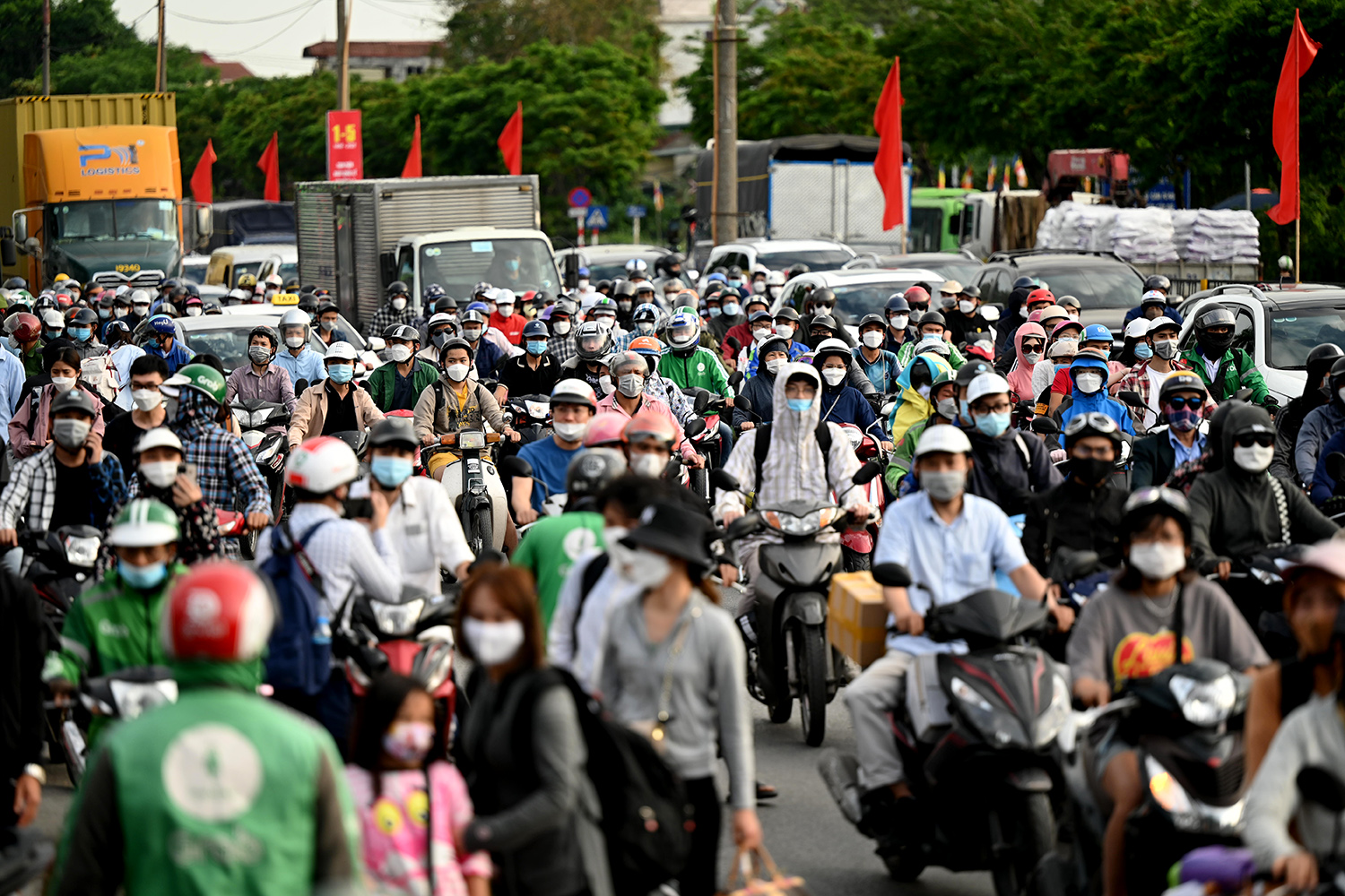 Tại nút giao Giải Phóng - Ngọc Hồi (quận Hoàng Mai), từ 16h30 chiều 3/5 đã xuất hiện tình trạng ùn ứ, người dân phải di chuyển chậm.