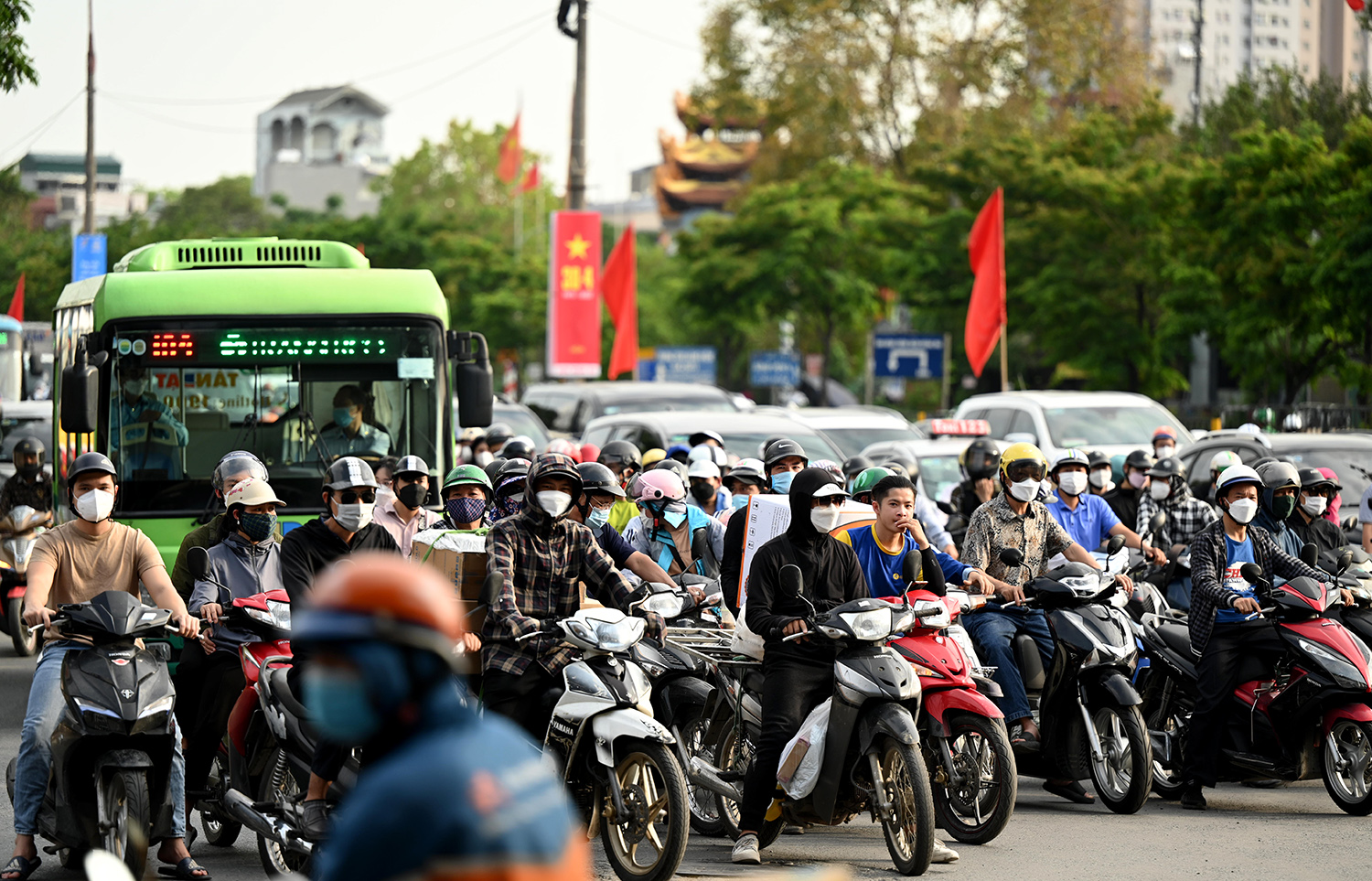 Traffic " reduce heat"  on the day people return to Hanoi after the holiday - 3