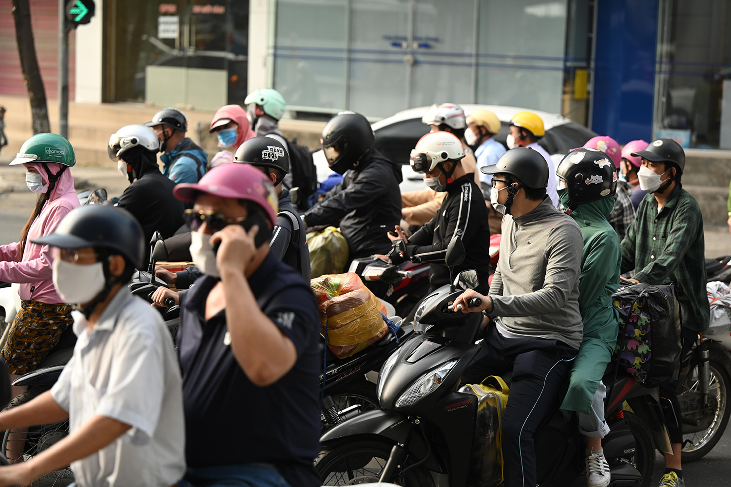 Traffic " reduce heat"  on the day people return to Hanoi after the holiday - 4