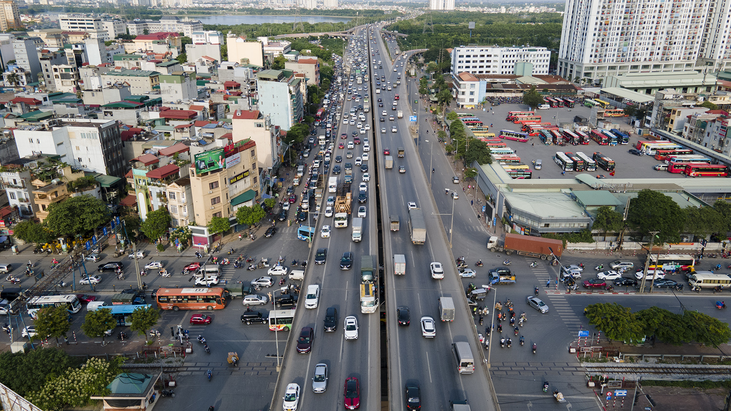 Traffic " reduce heat"  on the day people return to Hanoi after the holiday - 5