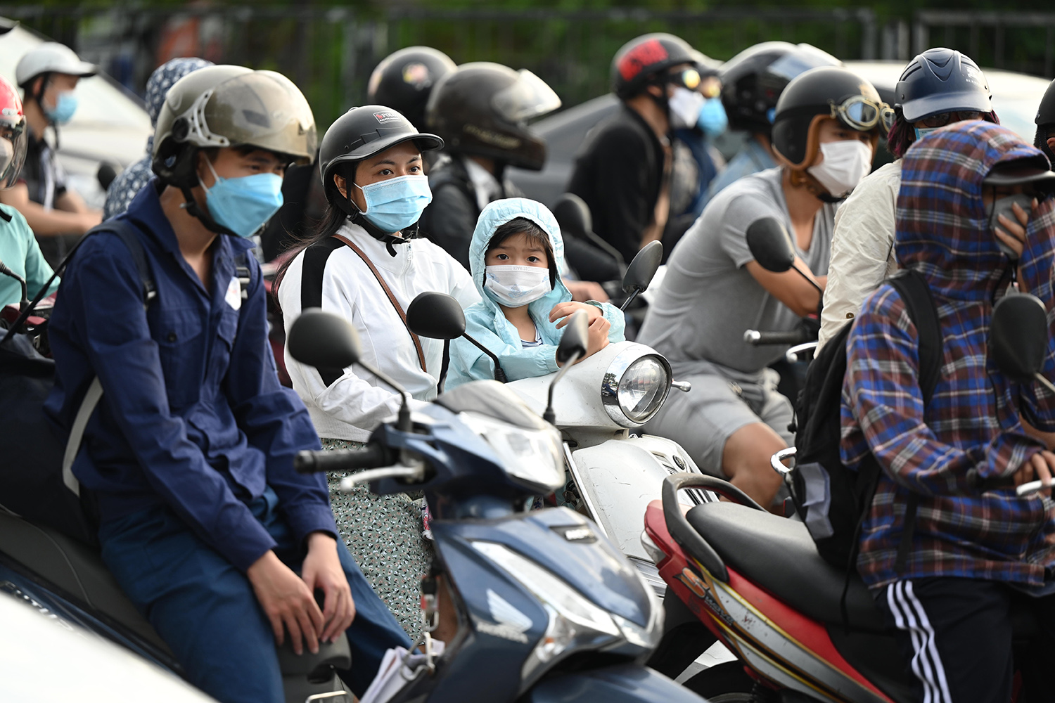 Traffic " reduce heat"  on the day people return to Hanoi after the holiday - 6