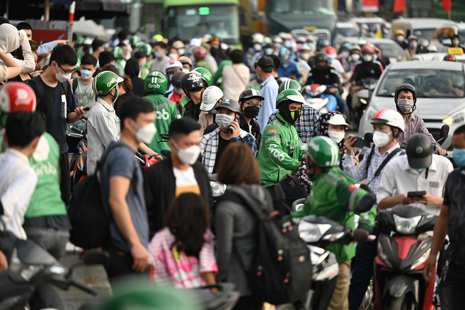 Traffic " reduce heat"  on the day people return to Hanoi after the holiday - 7