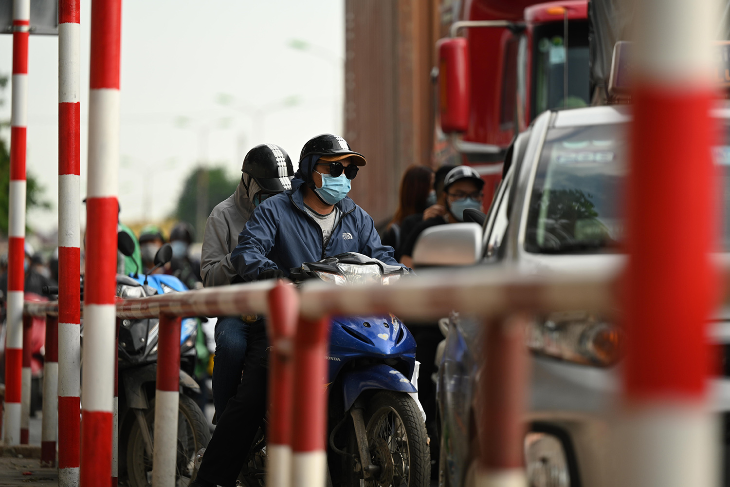 Traffic " reduce heat"  on the day people return to Hanoi after the holiday - 8