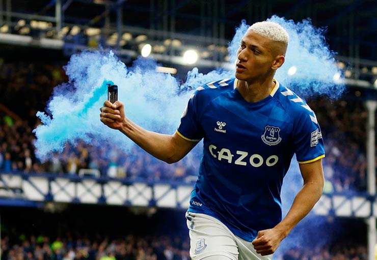 Richarlison cầm pháo khói ăn mừng cực "ngầu" khi ghi bàn duy nhất giúp Everton thắng Chelsea 1-0 để nhen nhóm cơ hội trụ hạng