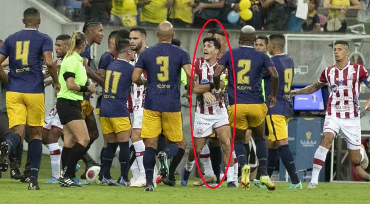 Jean Carlos (viền đỏ) giận quá mất khôn và có thể bị cấm thi đấu 3 tháng