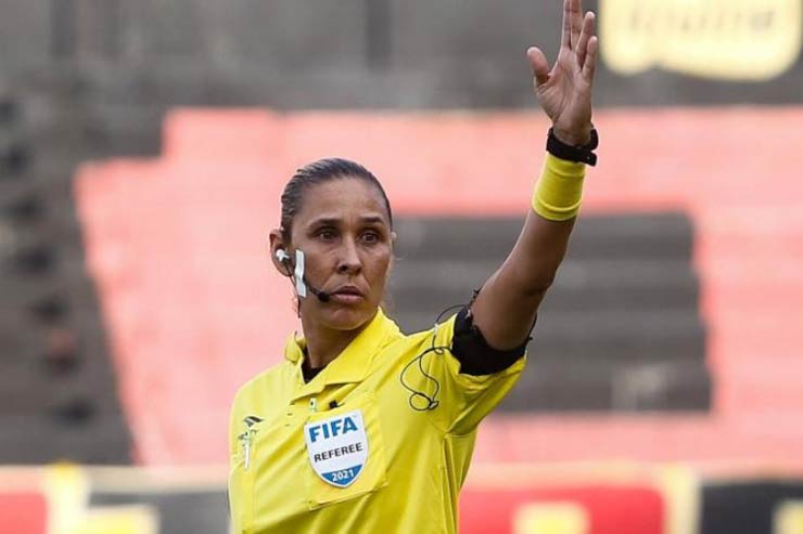 Trọng tài nữ&nbsp;Deborah Celicia đòi phạt nặng tiền vệ Jean Carlos vì định đánh mình