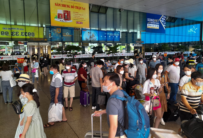 Tan Son Nhat Airport increased by more than 100,000 passengers on the last day of the holiday - 1