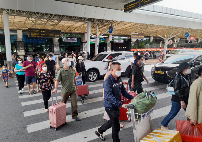 Tan Son Nhat Airport increased by more than 100,000 passengers on the last day of the holiday - 2