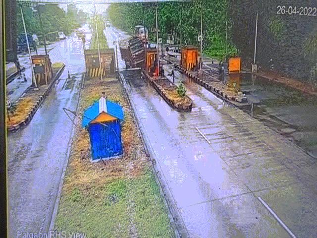 Phi thường - kỳ quặc - Video: Xe tải mất lao đâm thẳng vào trạm thu phí khiến nhóm người chạy tán loạn