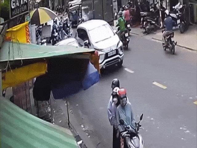 Ô tô - Clip: Nữ tài xế đạp nhầm chân ga khiến ô tô lao thẳng vào quán bánh mì