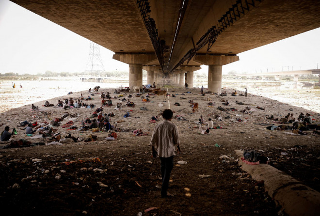 Người dân New Delhi - Ấn Độ ngủ trưa dưới một cây cầu ngay giữa lòng sông Yamuna với nhiều khu vực đã trơ đáy Ảnh: REUTERS