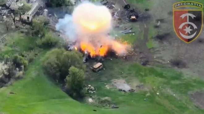 Lực lượng vũ trang Ukraine phá hủy kho đạn của quân đội Nga. Ảnh:&nbsp;Zenger News.