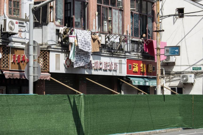 Một cư dân Thượng Hải trong khu vực phong tỏa hôm 3-5. Ảnh: Bloomberg