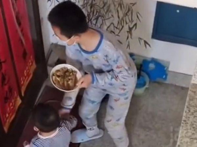 Bạn trẻ - Cuộc sống - Hai anh em đốn tim cư dân mạng khi đi đưa đồ ăn cho cụ ông hàng xóm