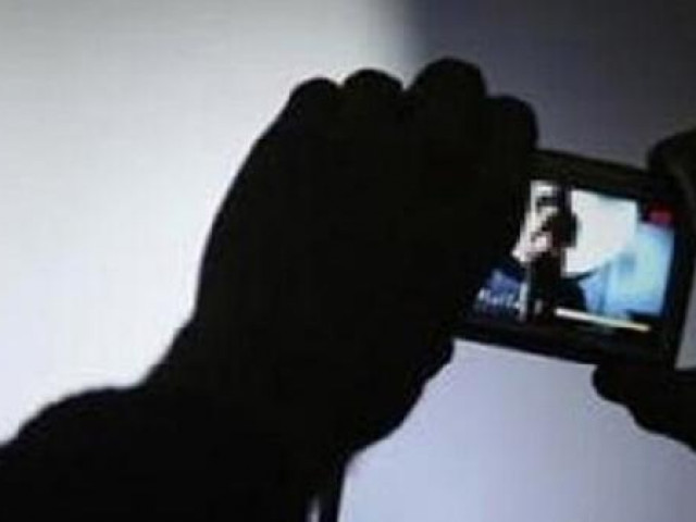 Pháp luật - Nhân viên kỹ thuật dùng clip "nóng" tống tiền bồ nhí của giám đốc