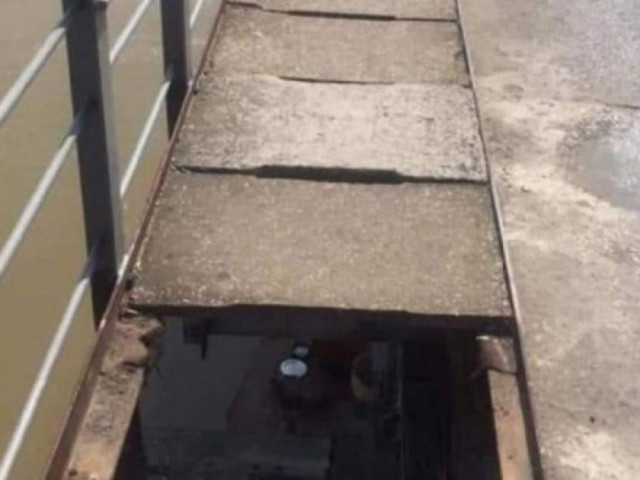 Tin tức trong ngày - Lối đi bộ cầu Long Biên thủng lớn, đường sắt “vá” khẩn cấp