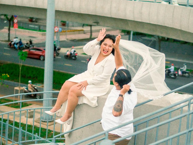 "Gét gô" chụp ảnh cưới ở cầu Thủ Thiêm 2, cặp đôi Sài Gòn khiến netizen thích thú - 1