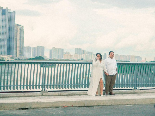 "Hateful"  Wedding photography at Thu Thiem 2 bridge, Saigon couple makes netizens excited - 5