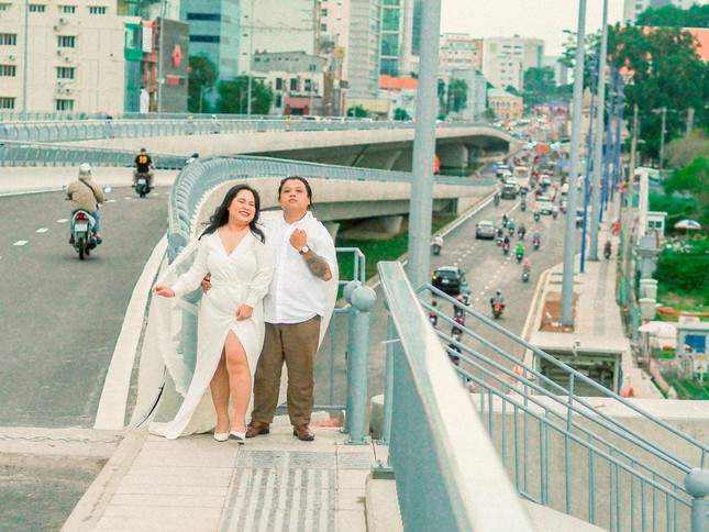 "Hateful"  Wedding photography at Thu Thiem 2 bridge, Saigon couple makes netizens excited - 3