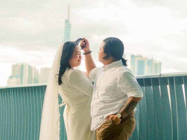 "Hateful"  Wedding photography at Thu Thiem 2 bridge, Saigon couple makes netizens excited - 2