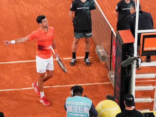 Thể thao - Djokovic "mắng" trọng tài, sững sờ vì cú chạm vợt "vô lý" ở Madrid Open