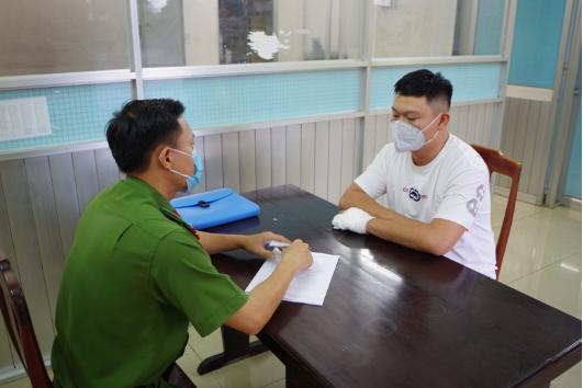 Tín làm việc với công an