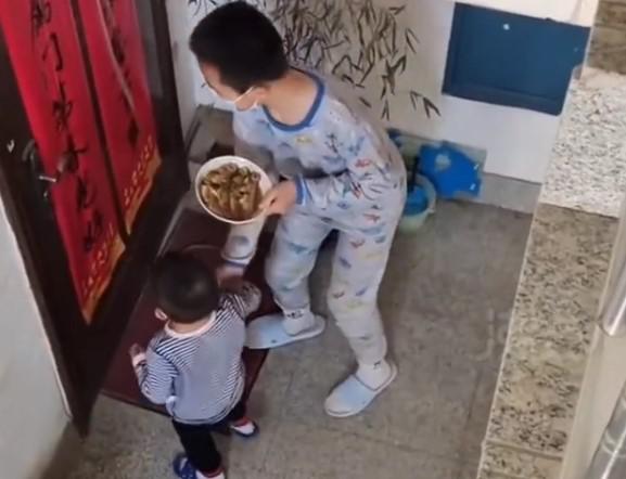 The two brothers captured the hearts of netizens when they went to give food to a neighbor - 1