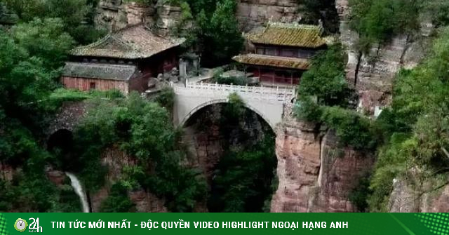 Heart-stopping in front of the ancient temple crammed between two cliffs that appeared in the movie Crouching Tiger, Hidden Dragon-Travel