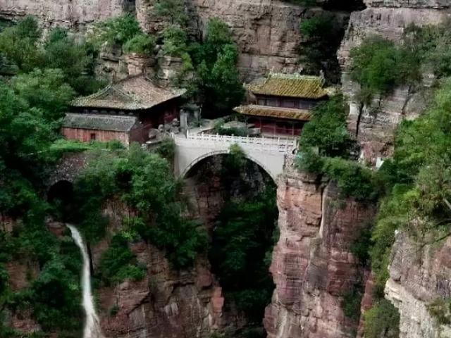 Du lịch - Thót tim trước ngôi chùa cổ cheo leo giữa hai vách đá từng xuất hiện trong bộ phim Ngoạ Hổ Tàng Long