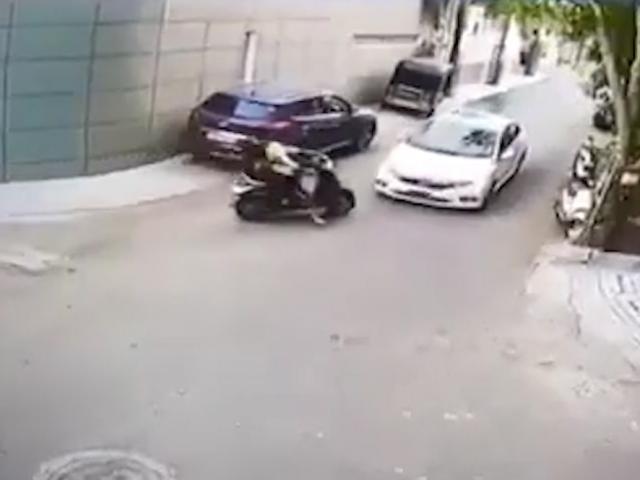 Xe máy - Xe đạp - Clip: Thanh niên xe máy hổ báo và cái kết "quên lối về"