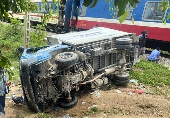 Xe tải hư hỏng nặng sau vụ tai nạn bị tàu hỏa tông - Ảnh: Facebook