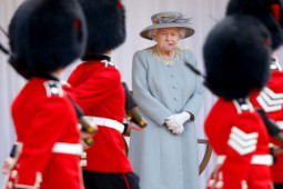 Thế giới - Anh: Giả làm linh mục, qua đêm cùng lính canh của nữ hoàng