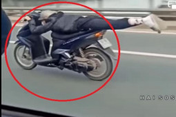 Tin tức trong ngày - Clip: "Quái xế" gây sốc, nằm sấp mặt trên yên xe máy vẫn phóng như đang bay