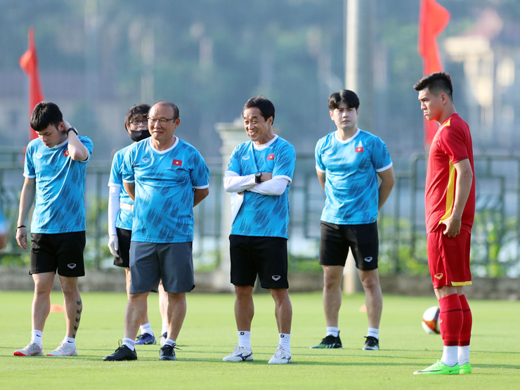 Sau đó, ông Park cùng trợ lý thân cận Lee Young Jin nở nụ cười tươi chờ các học trò bước ra sân tập.