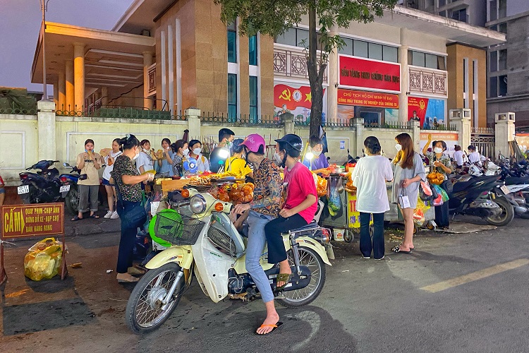 “Siêu chợ” Nhà Xanh trở lại thời hoàng kim, biển người mua sắm tắc đường - 5