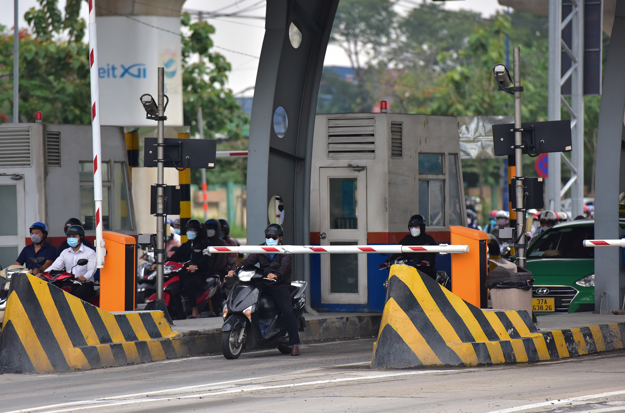 Hà Nội, TP.HCM lại tắc đường kinh hoàng sau nghỉ lễ, người dân chật vật tới nơi làm việc - 31