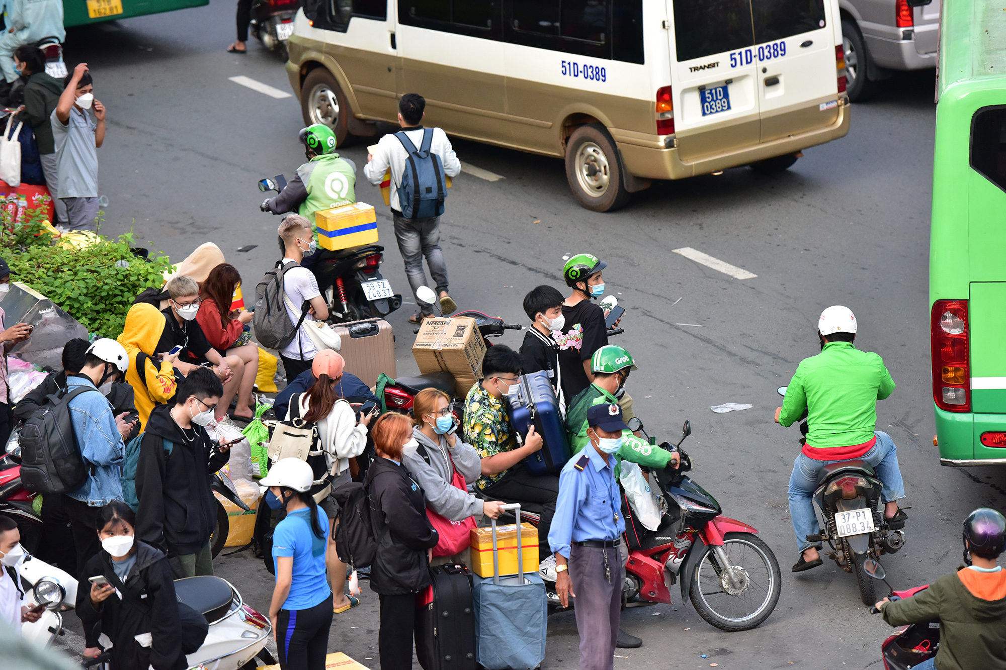 Hà Nội, TP.HCM lại tắc đường kinh hoàng sau nghỉ lễ, người dân chật vật tới nơi làm việc - 27