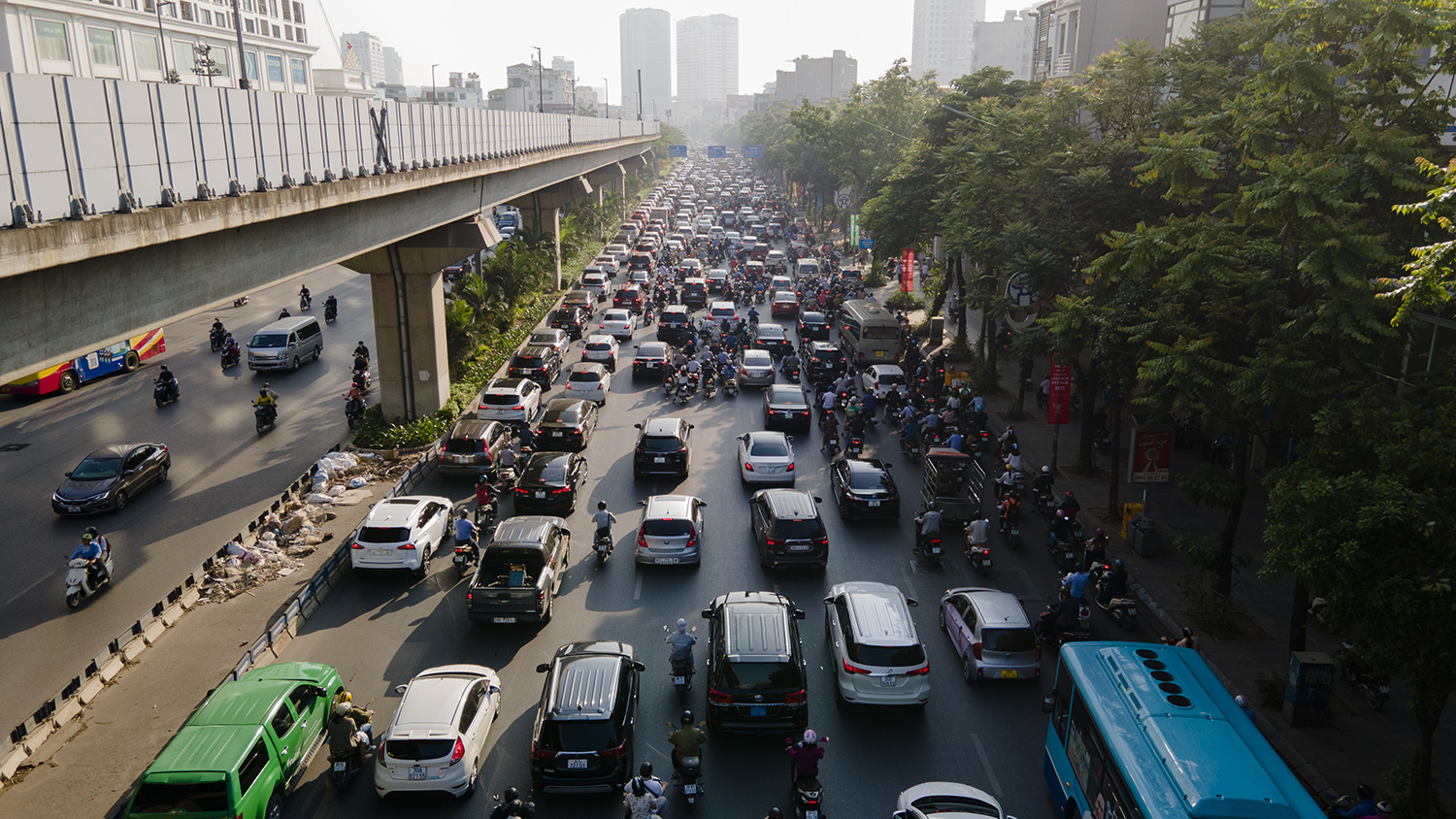 Hà Nội, TP.HCM lại tắc đường kinh hoàng sau nghỉ lễ, người dân chật vật tới nơi làm việc - 10