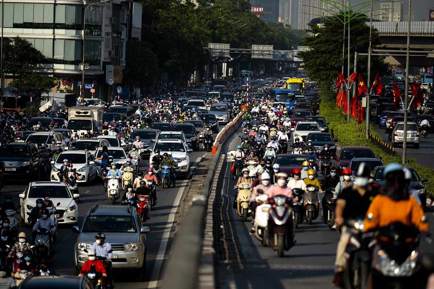 Hà Nội, TP.HCM lại tắc đường kinh hoàng sau nghỉ lễ, người dân chật vật tới nơi làm việc - 12