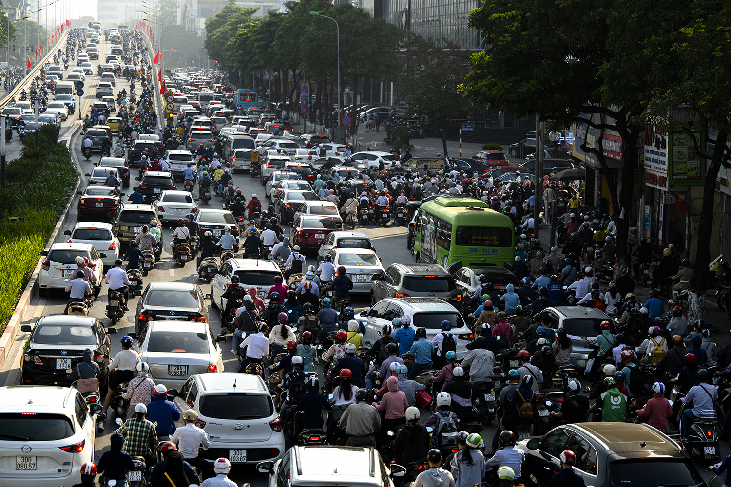 Hà Nội, TP.HCM lại tắc đường kinh hoàng sau nghỉ lễ, người dân chật vật tới nơi làm việc - 16