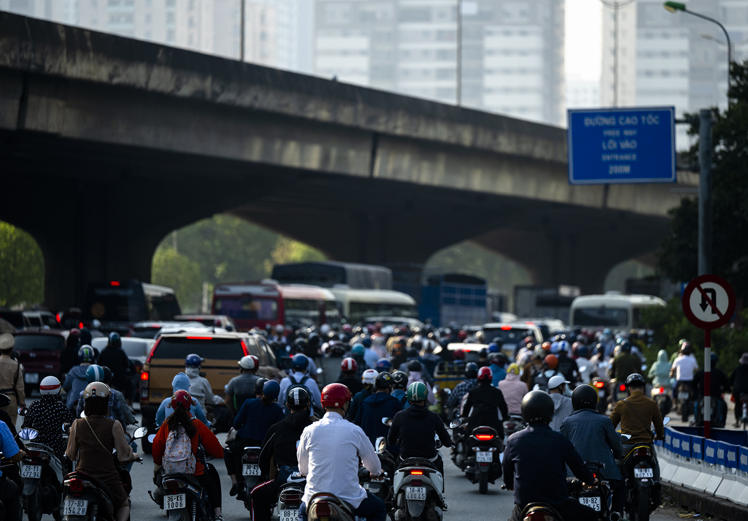 Hà Nội, TP.HCM lại tắc đường kinh hoàng sau nghỉ lễ, người dân chật vật tới nơi làm việc - 18