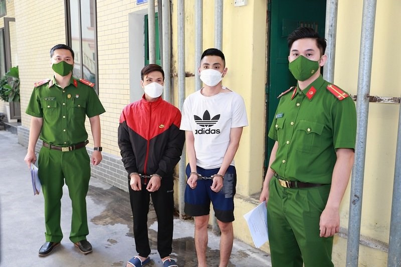 Trần Văn Tuấn và Trần Hoàng Tiến bị tạm giữ tại trụ sở công an.