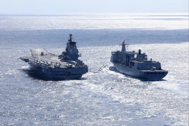 Tàu sân bay Liêu Ninh của Trung Quốc (trái) gần đây tham gia tập trận ở vùng biển mở.