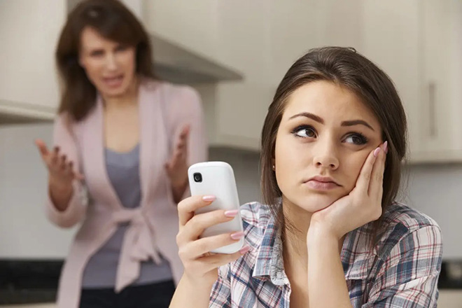 Cha mẹ thường cảm thấy sốc trước sự thay đổi của con cái trong giai đoạn thiếu niên. (Ảnh: Internet)