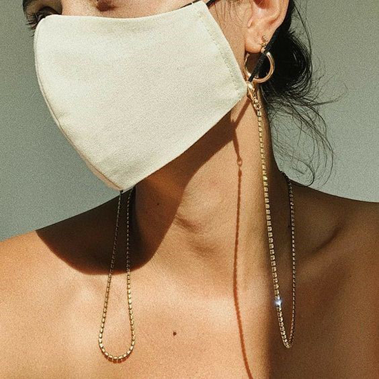 Năm 2022: Khẩu trang trở thành phụ kiện thời trang không thể thiếu của giới trẻ - 2