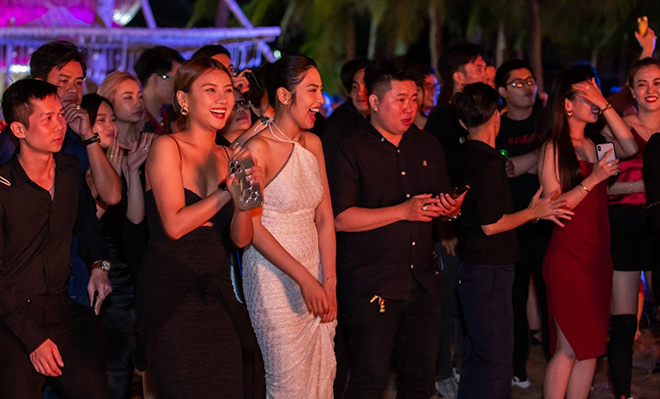 Đa dạng hoạt động giải trí sôi động xuyên đêm tại Hola Beach