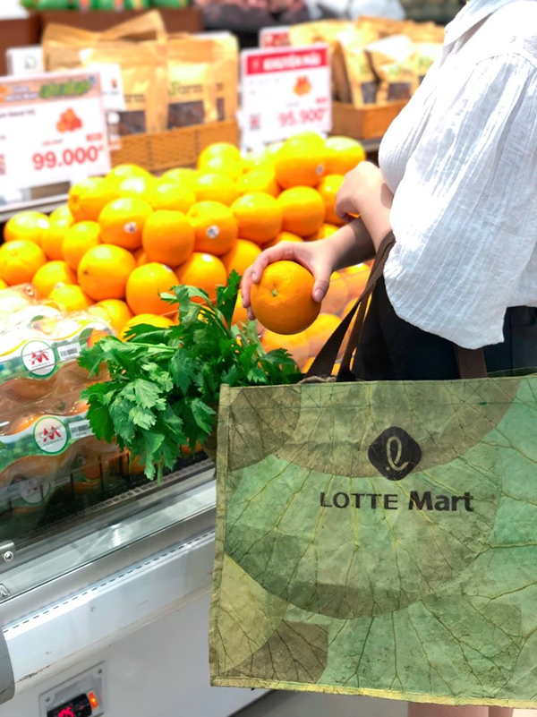 Nhiều khách hàng đã yêu thích và bắt đầu sử dụng túi lá sen LOTTE Mart khi đi mua sắm