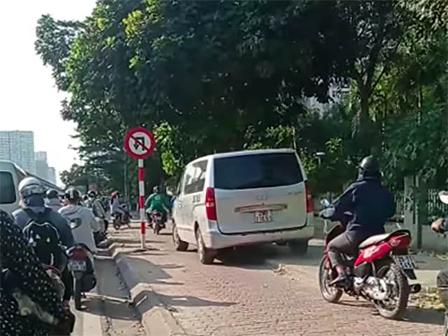 Tin tức ô tô - Tắc đường, tài xế ô tô "chọn lối đi riêng" khiến nhiều người bức xúc